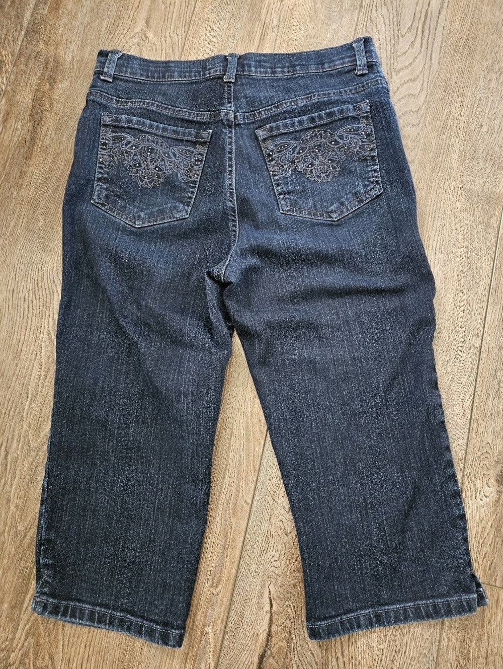 Gloria Vanderbilt Women’s Amanda Skimmer  Embroidered Pocket Capri Jeans, 10P